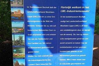 Abfotografierte Infotafel mit Text zum Textilmuseum Bocholt.