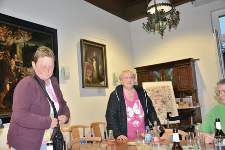 Zwei Frauen verabschieden sich von der Gruppe