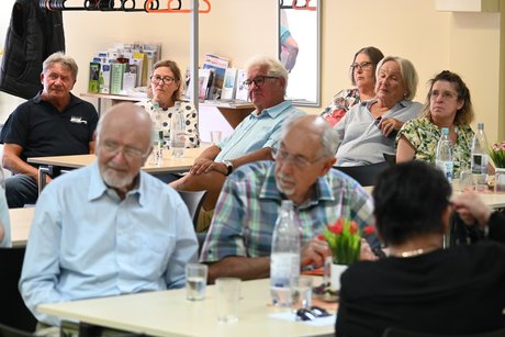 Mitglieder sitzen an Tischen