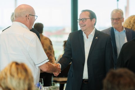 Ein Mann begrüßt den Oberbürgermeister Thomas Kufen.