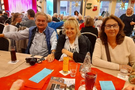Mitglieder und Gäste in Clemens August. Menschen sitzen an festlich gedeckten Tischen.