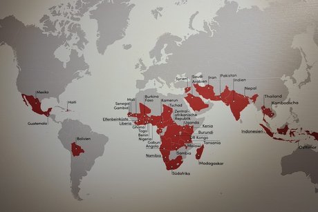 Eine Weltkarte wei&szlig;er Untergrund mit grau und rot gef&auml;rbten L&auml;ndern.