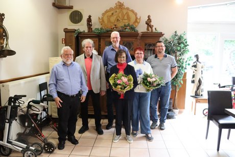 Vier M&auml;nner und 2 Frauen stehen zusammen f&uuml;r ein Gruppenbild.