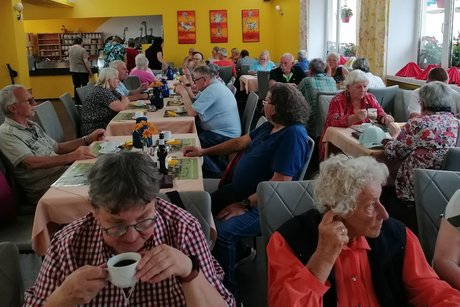 zum Abschluss gab es Kaffee und Kuchen für alle. Teilnehmer beim Kaffeetrinken.