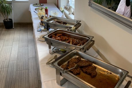 Ein Bild vom fast ganz abgeräumten Grillbuffet