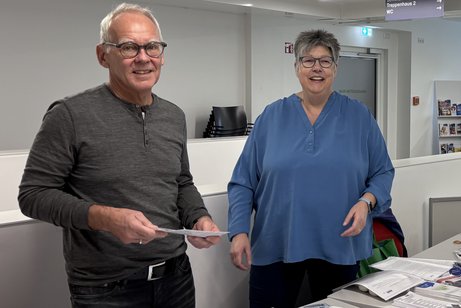 Die stellvertretenden Vorsitzenden Jürgen Merx und Susanne Thiemann stehen am Infostand des VdK Kreisverband Münster