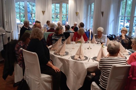 Teilnehmer am Tisch Teilnehmer am Tisch