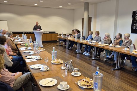 Kl&uuml;ger gegen Betr&uuml;ger