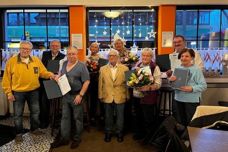 Mehrere Menschen stehen f&uuml;r ein Gruppenbild zusammen.