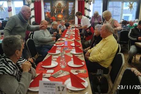 Mitglieder und Gäste in Clemens August. Menschen sitzen an festlich gedeckten Tischen.