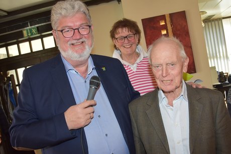 Paul Klosterkamp rechts stehend, daneben Klaus Meiers und im hinteren Bereich Jutta Baumhold bei der Ehrung zur 25 jährigen Mitgliedschaft von Paul Klosterkamp.