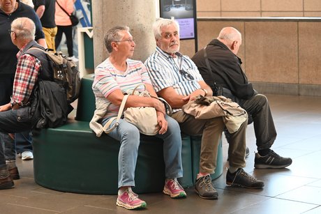 Teilnehmer in der Lobby nach der Besichtigung