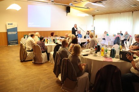 An mehreren runden Tischen sitzen Vorstandmitglieder der Ortsverb&auml;nde und h&ouml;ren dem Kreisvorsitzenden zu.