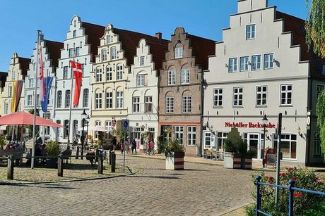 Typische Hansehäuser mit Treppengiebeln säumen den mit Kopfstein gepflasterten Marktplatz.