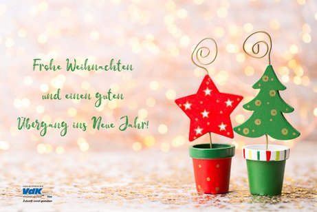 Weihnachtsmotiv: Tanne und Stern aus Holz in kleinen Tontöpfchen. Daneben in grüner Schrift: Frohe Weihnachten und einen guten Übergang und das VdK-NRW-Logo.