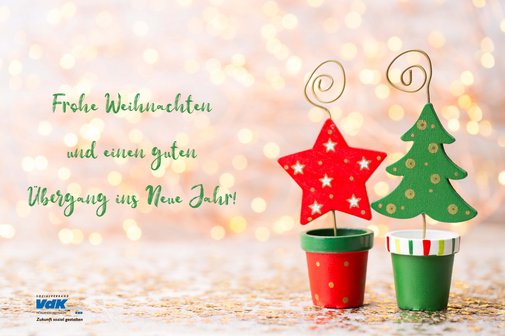 Weihnachtsmotiv: Tanne und Stern aus Holz in kleinen Tontöpfchen. Daneben in grüner Schrift: Frohe Weihnachten und einen guten Übergang und das VdK-NRW-Logo.