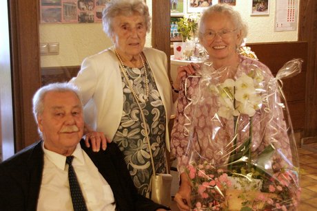 100. Geburtstag von Gerda aus dem Siepen Abgebildet sind von links nach rechts der stellvertretende Vorsitzende des Ortsverbandes Saarn Udo Horsthemke, die Jubilarin Gerda aus dem Siepen und die Vorsitzende Christel Braun zusammen mit einem Präsentkorb für die Jubilarin