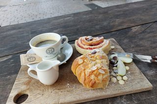 ein Tablett mit Kaffee und Kuchen