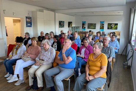 Besucher lauschen gespannt während der Lesung