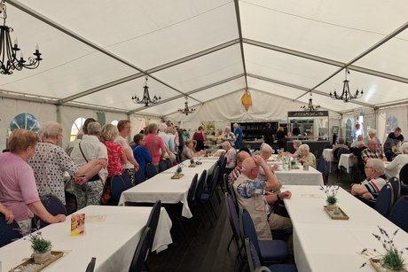 Geduldig am Buffet