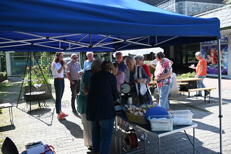 Mitglieder bei der Essenausgabe am Grillstand
