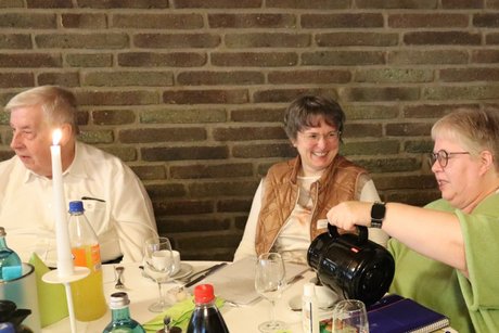 Drei Personen unterhalten sich.