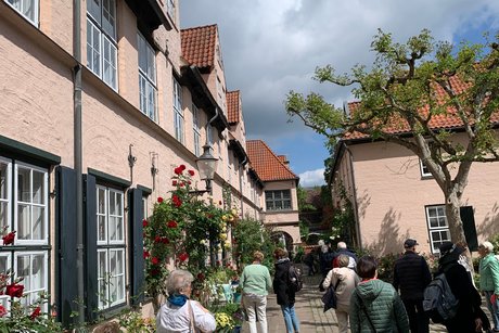 Hinterhofgässchen Kleines Gäschen mit schmucken alten Häusern und Menschen