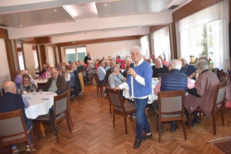 Marita Maschke begrüßt die Gäste