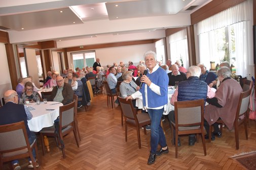 Marita Maschke begrüßt die Gäste