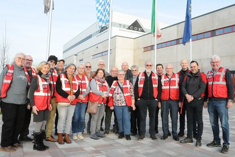 Bei Tricor in Goch wurde der Ortsverband Uedem unter der Leitung von Karl-Heinz Hermsen (rechts)von Betriebsleiter &Uuml;nal Cant&uuml;rk (2. vn rechts) und Personalmanager Fabio Wi&szlig;en (3. von rechts) umfassend &uuml;ber die Produktion von Schwerwellpappe informiert.
