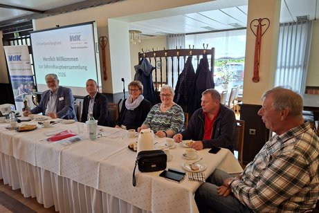 Der Vorstand sitzt am Tisch und bereitet sich auf die Vorstandssitzung vor.