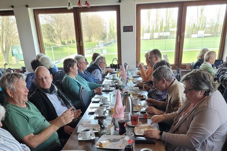 Mitglieder beim Kaffee trinken