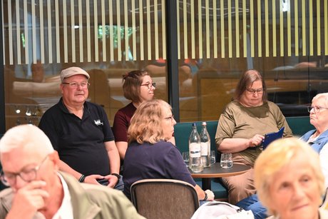 Teilnehmer im Haus der Geschichte bei der Begr&uuml;&szlig;ung