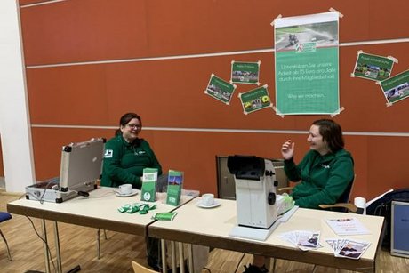 Das Bild zeigt zwei Repräsentantinnen der Verkehrswacht an einem Messestand