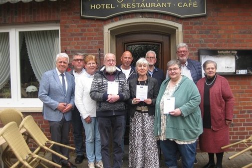 (vordere Reihe v. l.): Die Jubilare Ingo Severin, Cornelia Siegert und Petra Mussenbrock. Hintere Reihe (v. l.): Die OV-Vorstandsmitglieder Norbert Klapper, Michael, Horstmann, Maria-Luise Wansing, Hans-Gerd Schnieder, Gerhard Rosery und Kreisvorsitzender Klaus Meiers sowie Kreiskassiererin Evelin Gerdes.