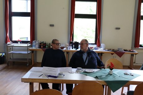 Jahreshauptversammlung 2026 Eine Frau und ein Mann sitzen am Tisch.