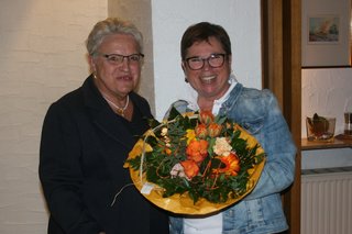 Frau Franzke überreicht einen Blumenstrauß an Frau Hupperich-Bannick