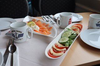 Frühstück auf dem Schiff der "Weissen Flotte" auf dem Baldeney See.