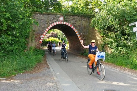 Radfahrer fahren durch einen Tunnel