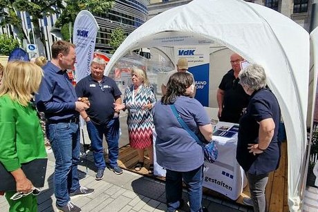 Der Bürgermeister und weitere Besucher am Messestand des VdK Düsseldorf
