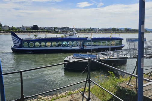 ein blaues Schiff, mit einigenBullaugen, auf dem Wasser