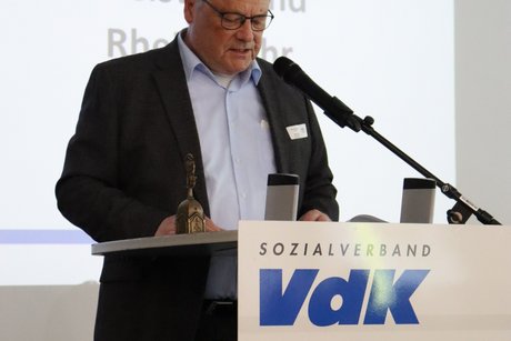 Der Vorsitzende des Kreisverband Rhein-Ruhr begrüßt die Anwesenden.