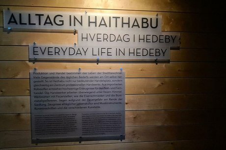 Infotafel an der Museumswand: Alltag in Haithabu