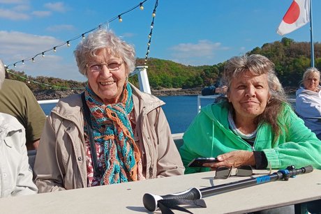 Auf dem Schiff 3 Mitglieder auf dem Oberdeck des Schiffs