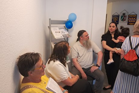 Mitarbeiter der Geschäftsstelle im Gespräch mit Mitgliedern