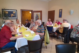 Gäste beim Mittagessen in der Gaststätte zur Bever in Westbevern.