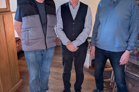 Nach seinem Vortrag der &uuml;ber die Ma&szlig;en sehr gut bei den Teilnehmenden ankam, bedankten sich der stellvertretende VdK-Vorsitzende Hans-Christian Sch&auml;fer (links) und Vorstandsmitglied Ferdinand Meyer (rechts) bei Hans J&uuml;rgen Elte.