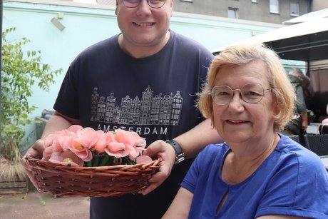 Grillnachmittag vom VdK Ortsverband Altendorf gemeinsam mit dem Ortsverband Borbeck. Ali Kaan Sevinc (Stellvertretender Vorsitzender VdK Ortsverband Altendorf) hat ein paar Präsente von Wilma Kirscher (Vertreterin der Frauen vom Kreisverband Rhein-Ruhr) für die Teilnehmer erhalten.