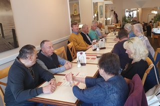 Am langen Tisch trafen sich rund 20 Mitglieder und Gäste des VdK Frechen zum Pfingstfrühstück.