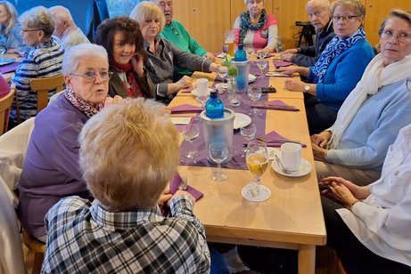 Alle hören gespannt zu